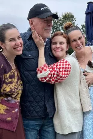 L-R Scout LaRue Willis, Bruce Willis, Tallulah Willis, Pregnant Rumer Willis