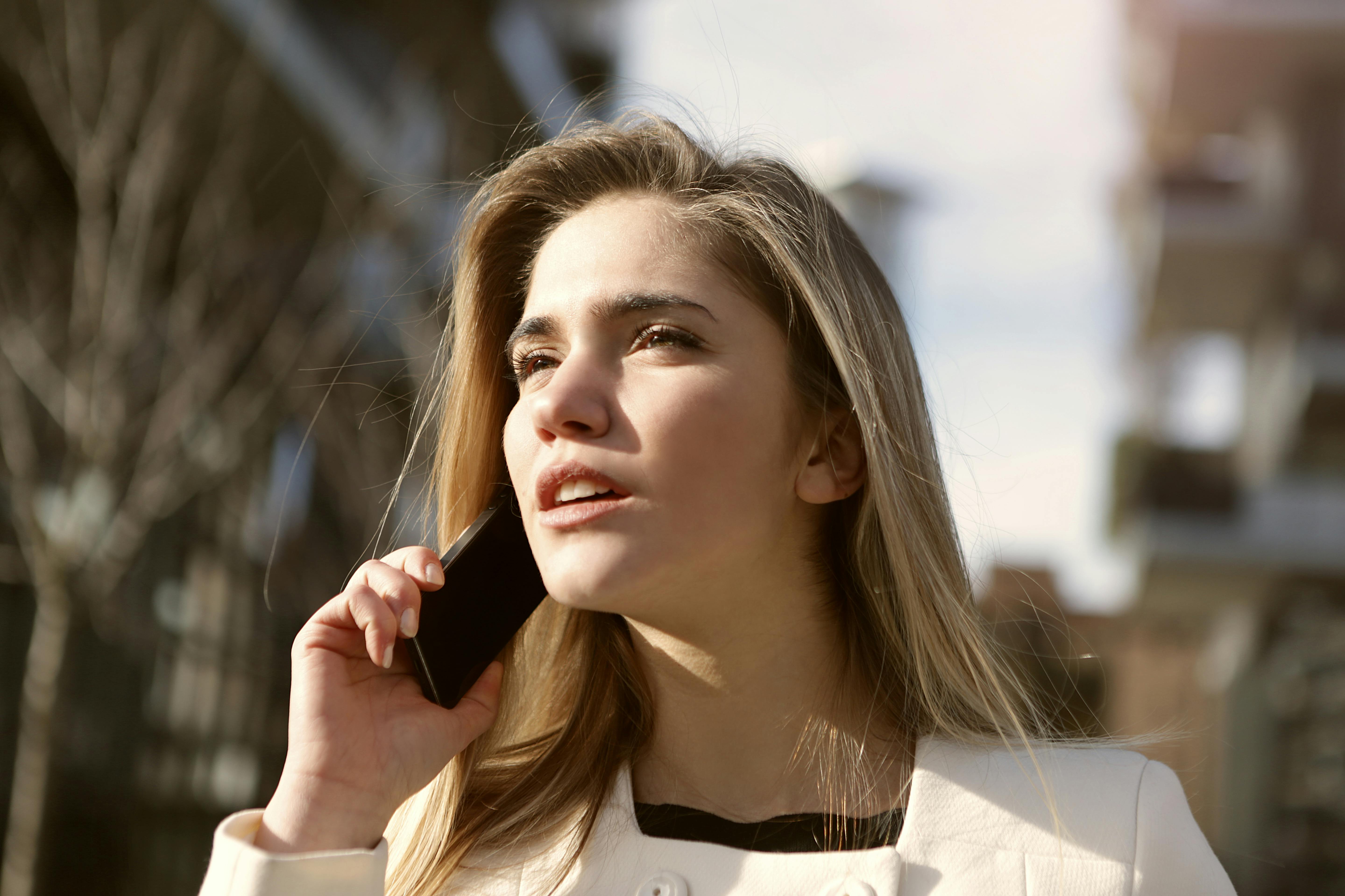 Blonde woman talks on the phone | Source: Pexels